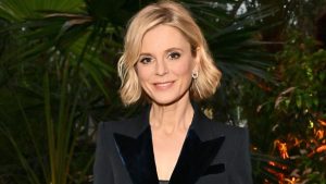 Emilia Fox: il segreto per un outfit caldo e stiloso con maglione verde e jeans