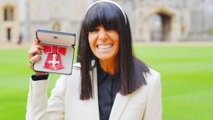 Claudia Winkleman Celebra l'Onore dell'MBE Claudia Winkleman ha sorriso con gioia mentre riceveva il...