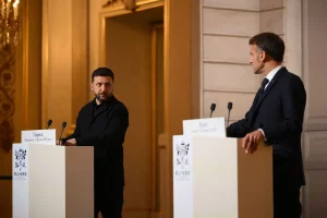 Zelensky: “Non ricompensiamo la Russia”, Macron: “Nessun segnale di pace da Mosca”
