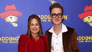 Giovanna Fletcher sfoggia un vestito rosso in velluto Sixties di un brand amato dalle celebrità.