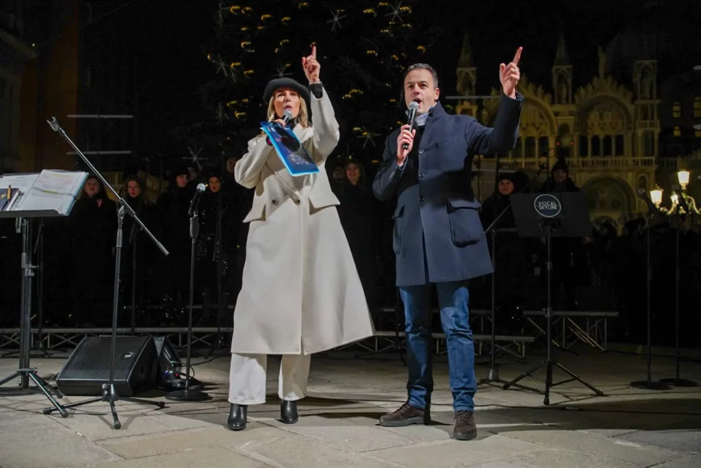 Venezia incanta a Natale: Piazza San Marco scintilla tra luci e l’albero festivo.