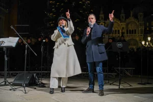 Venezia incanta a Natale: Piazza San Marco scintilla tra luci e l’albero festivo.