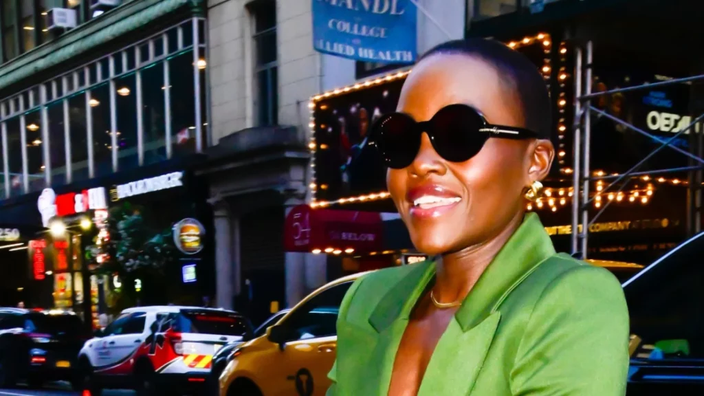 Lupita Nyong’o riscrive le feste con il suo elegante completo verde: un cambio di stile da copiare.