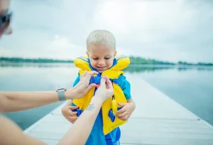 Quando il corpo è immerso in acqua fredda, la dispersione di calore è molto più rapida rispetto...