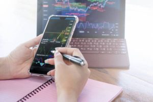 Giovani italiani: la sfida crescente dell’indipendenza economica nel mondo attuale.