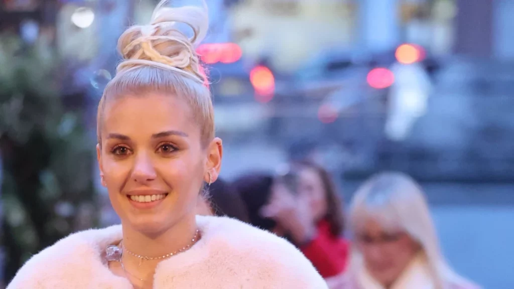 Katie Melua dimostra che il rosa pastello è perfetto tutto l’anno, non solo in primavera.