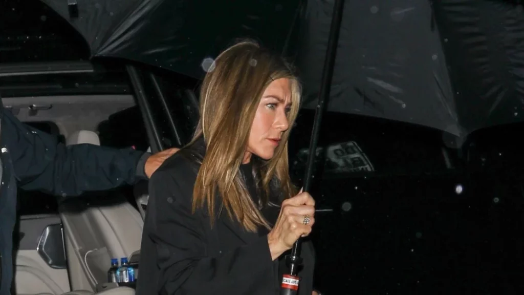Jennifer Aniston dimostra che le scarpe bianche sono perfette anche in inverno con stile.