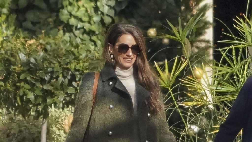 Amal Clooney: eleganza intramontabile con stivali Chelsea e cappotto khaki per gennaio.