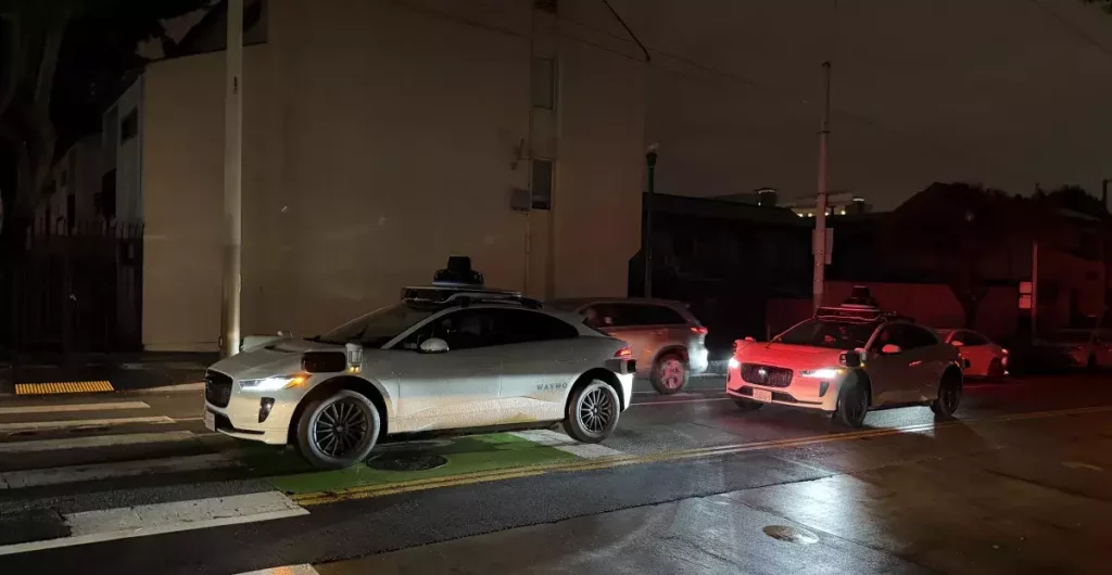 Congestione stradale a San Francisco durante il blackout: i veicoli Waymo bloccati nel traffico.