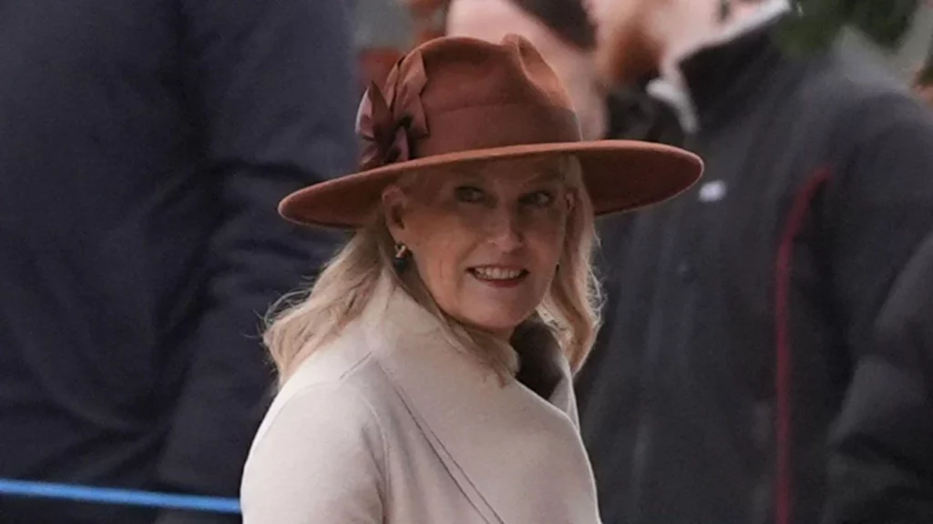 Duchess Sophie conquista l’inverno con stivali in pelle scamosciata e un cappotto senza tempo.