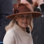 Duchess Sophie conquista l’inverno con stivali in pelle scamosciata e un cappotto senza tempo.