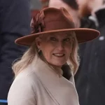 Duchess Sophie conquista l’inverno con stivali in pelle scamosciata e un cappotto senza tempo.