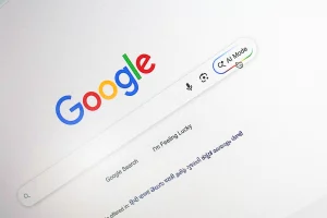 Google testa l’integrazione delle panoramiche AI con la modalità AI per migliorare l’esperienza utente.