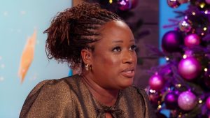 Outfit di Natale: Jeans e Top Festivo per un Look Impeccabile Quando si tratta di trovare un outfit...