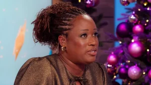 Outfit di Natale: Jeans e Top Festivo per un Look Impeccabile Quando si tratta di trovare un outfit...