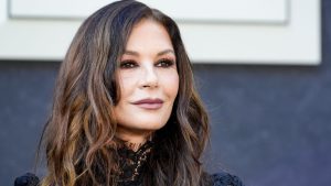Catherine Zeta-Jones rinnova il look jeans e blazer con un tocco di pelle elegante.