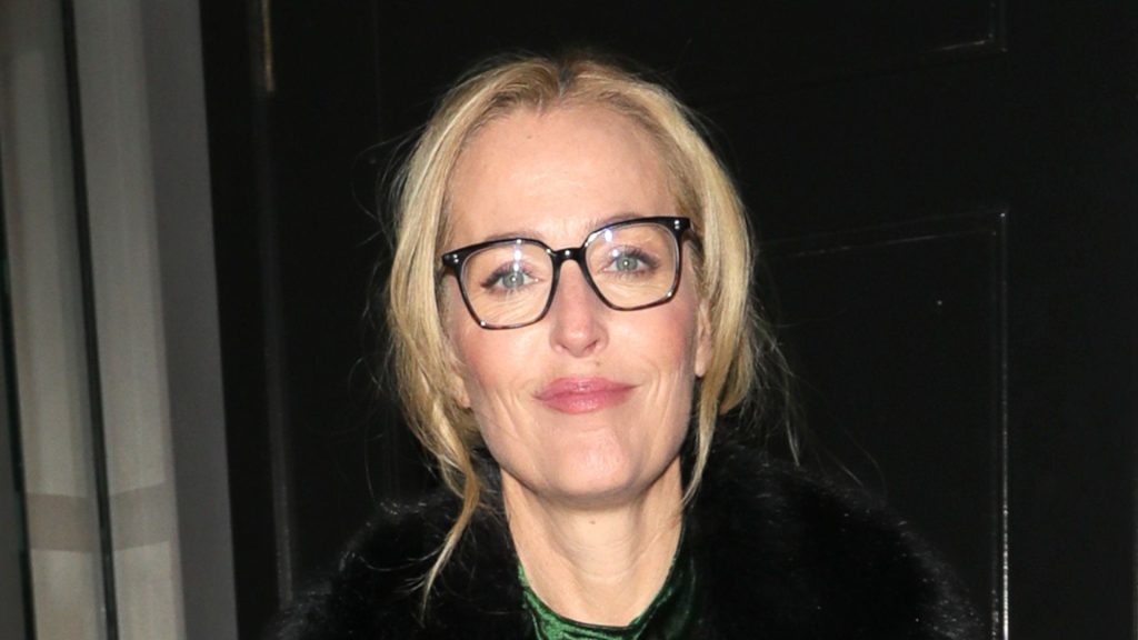 Gillian Anderson e il suo stile unico al Gala di War Child In un periodo in cui i vestiti in velluto...