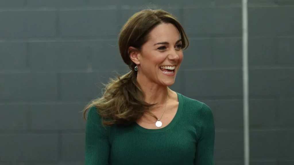 Catherine sfoggia eleganza festiva in pantaloni ampi e maglione durante il periodo tra le feste.