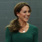 Catherine sfoggia eleganza festiva in pantaloni ampi e maglione durante il periodo tra le feste.