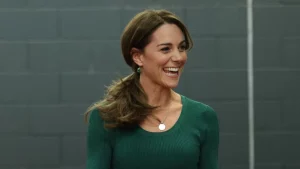 Catherine sfoggia eleganza festiva in pantaloni ampi e maglione durante il periodo tra le feste.