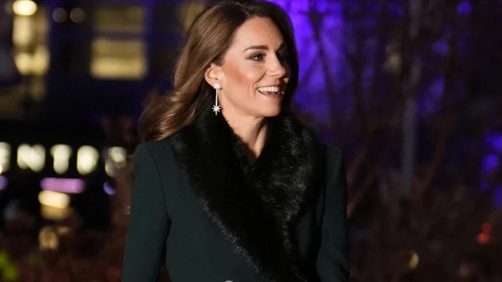 Kate Middleton incanta con un elegante cappotto verde e orecchini di diamanti al concerto di Natale