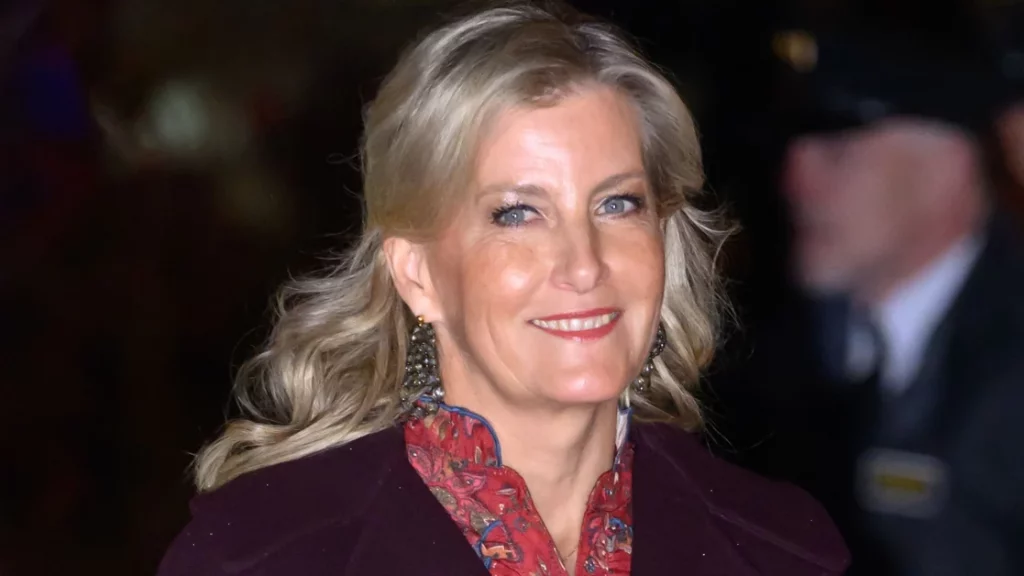 Duchessa Sophie sfoggia un elegante blazer di velluto blu che conquista tutti