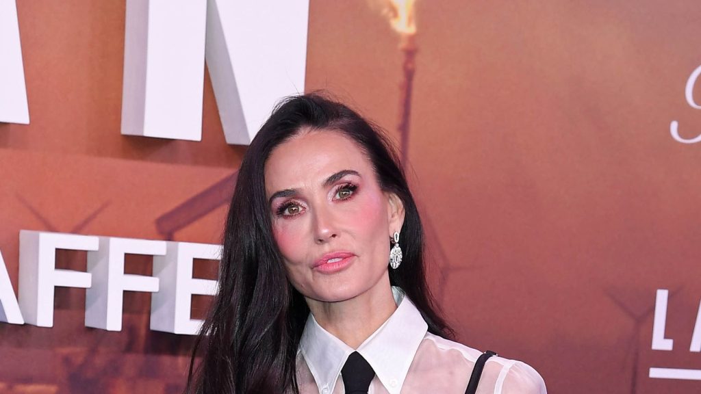 Demi Moore: il look strategico per un party perfetto con blusa trasparente e vestito nero.