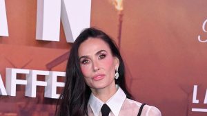 Demi Moore: il look strategico per un party perfetto con blusa trasparente e vestito nero.