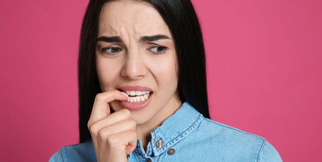 Scopri i motivi psicologici dietro il comportamento compulsivo di mangiarsi le unghie