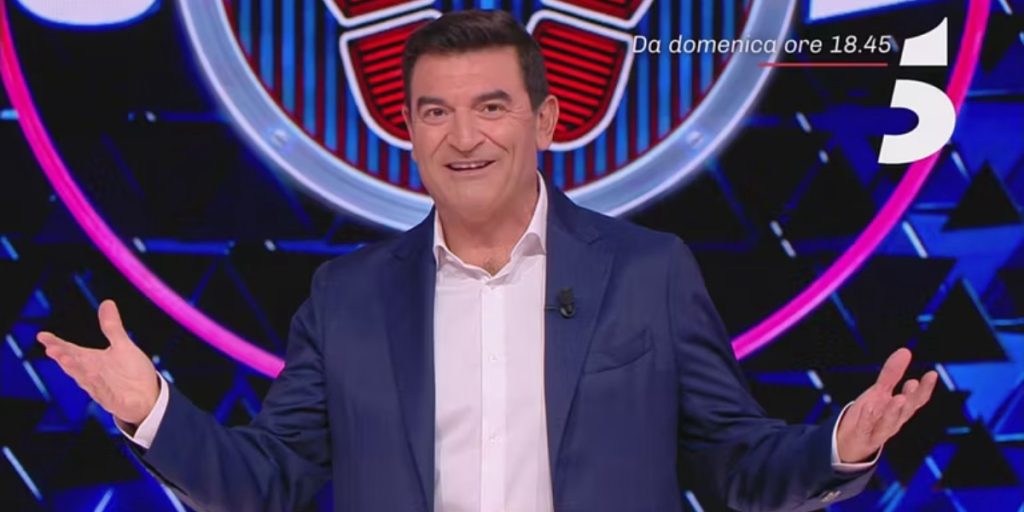 Max Giusti guida “Caduta Libera” e “The Wall” su Canale 5: date e orari ufficiali