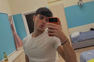 Riccardo Stimolo, uno dei concorrenti della nuova edizione di Amici, è finito al centro di una...