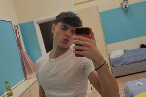 Riccardo Stimolo, uno dei concorrenti della nuova edizione di Amici, è finito al centro di una...