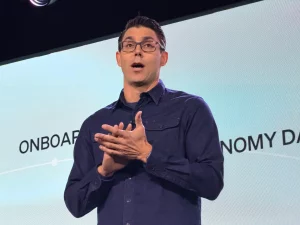 Il Futuro dell'Autonomia dei Veicoli Rivian Un robot ha sbandato nella caffetteria dell'ufficio...