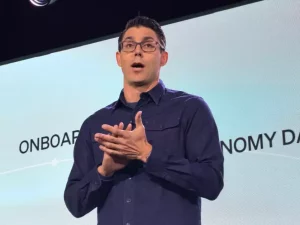 Il Futuro dell'Autonomia dei Veicoli Rivian Un robot ha sbandato nella caffetteria dell'ufficio...