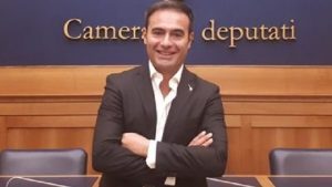 Educazione sessuale a scuola: Rossano Sasso difende il provvedimento con valori tradizionali.