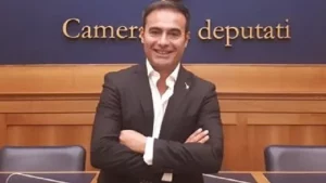 Educazione sessuale a scuola: Rossano Sasso difende il provvedimento con valori tradizionali.