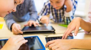 Il dibattito sul divieto degli social network per i minori di 16 anni in Australia riprende e...