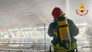 Incendio alla piscina comunale di Susa: intervento rapido dei vigili del fuoco in Piemonte.