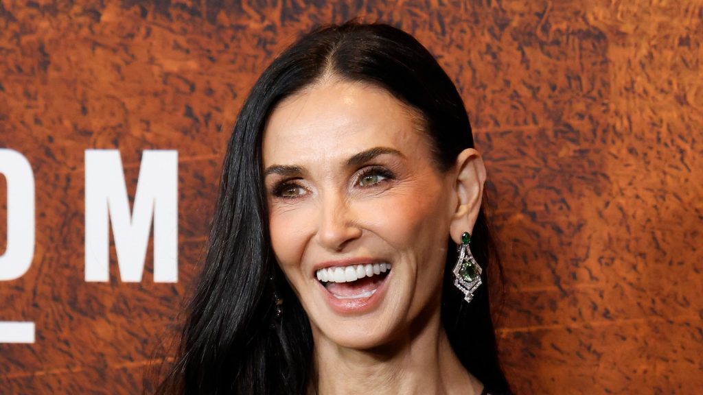 Il Look Festivo di Demi Moore: Tailoring con un Tocco di Magia Demi Moore ha stupito tutti...