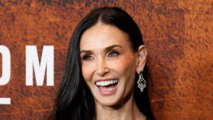 Il Look Festivo di Demi Moore: Tailoring con un Tocco di Magia Demi Moore ha stupito tutti...