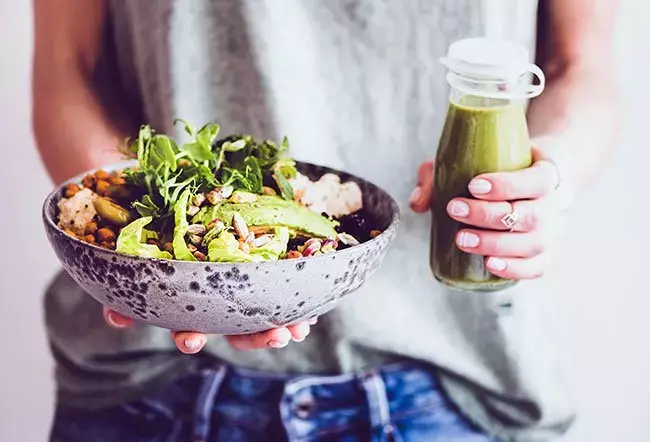 Le vitamine del gruppo K sono essenziali per varie funzioni biologiche, incluse la coagulazione del...