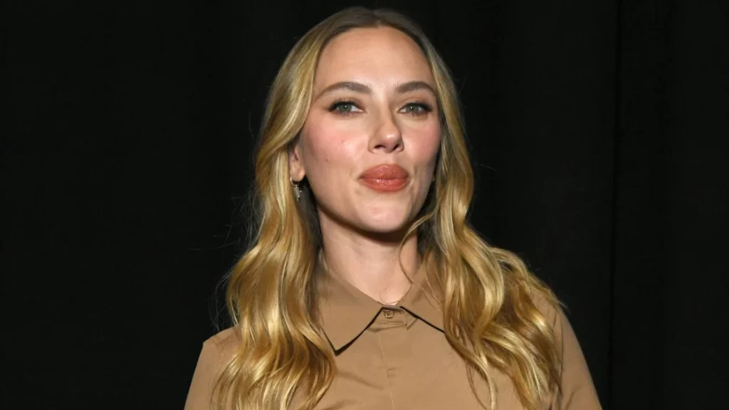 Scarlett Johansson riporta la moda anni ’90 con jeans tapered e blazer oversize.