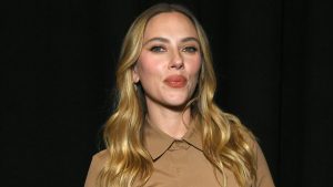 Scarlett Johansson riporta la moda anni ’90 con jeans tapered e blazer oversize.