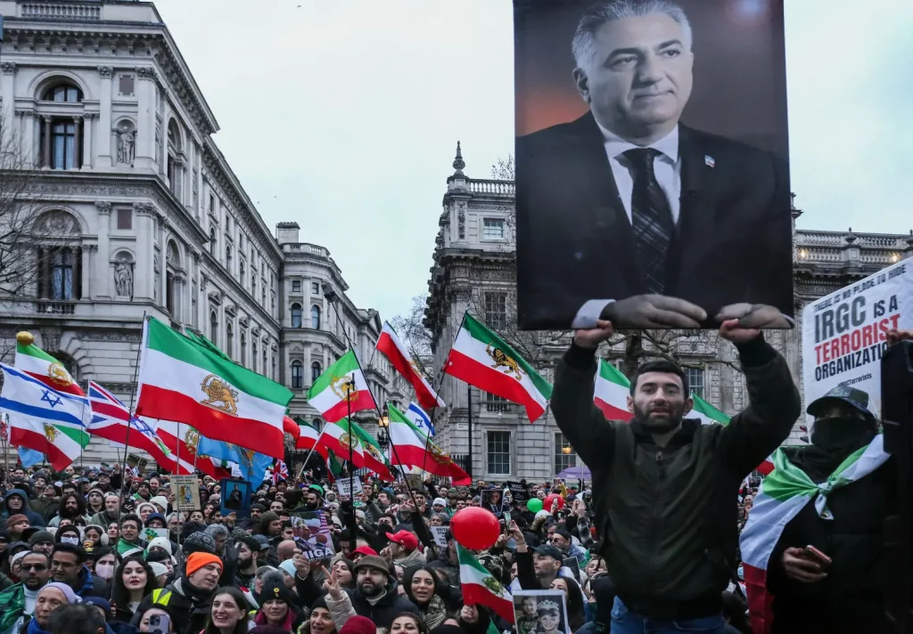 Iran: tra portaerei e diplomazia, gli Usa navigano tra attacco e negoziato.