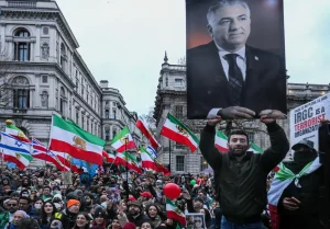 Iran: tra portaerei e diplomazia, gli Usa navigano tra attacco e negoziato.