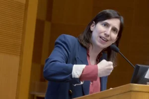 Meloni, attenta a Trump, dimostra la sua subalternità nelle relazioni internazionali.