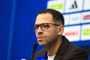 Rosenior nuovo allenatore del Chelsea: firmato un contratto fino al 2032.