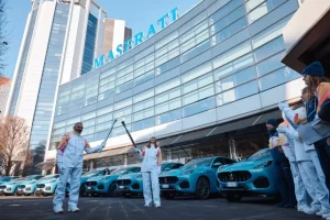 Maserati Grecale Cristallo celebra il passaggio della Fiamma Olimpica con stile e prestigio.