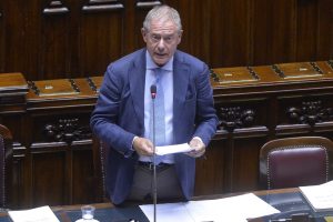 Urso convoca tavolo nazionale al Mimit: incontro cruciale per l’automotive il 30 gennaio.