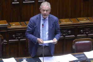 Urso convoca tavolo nazionale al Mimit: incontro cruciale per l’automotive il 30 gennaio.